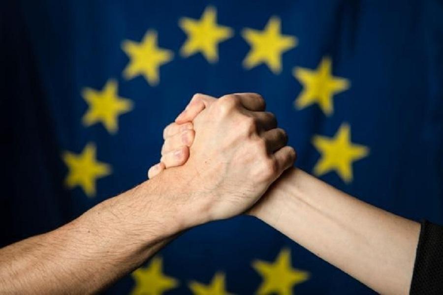 mãos bandeira UE
