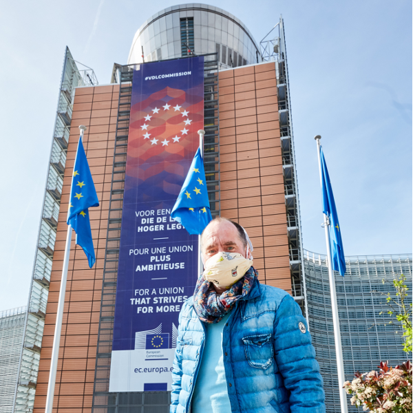 Cidadão em frente ao edifício Berlaymont