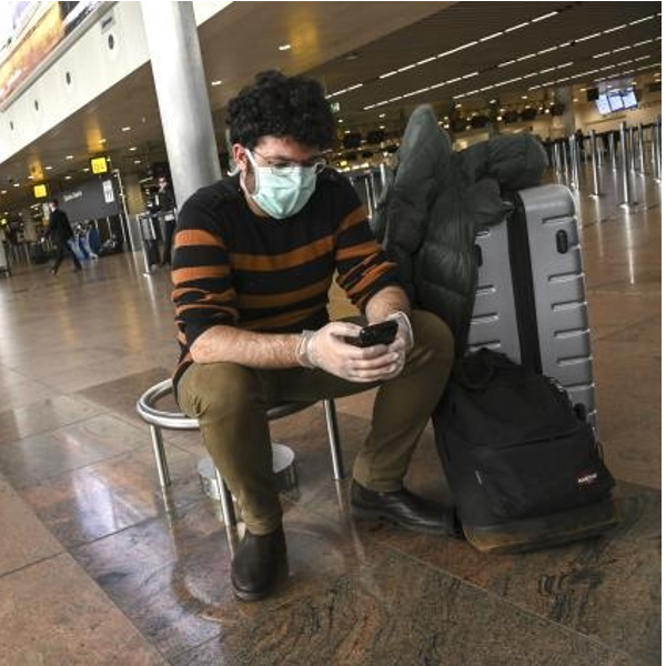 Passageiro de mascára num aeroporto