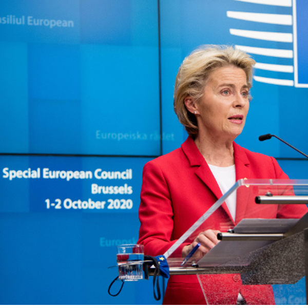 Ursula von der Leyen na conferência de imprensa conjunta com o presidente Charles Michel, após a reunião extraordinária do Conselho Europeu de 1 de outubro de 2020