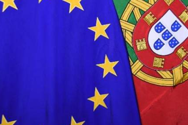 Bandeiras da UE e Portugal